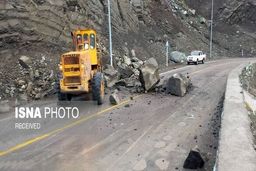 فوری / ریزش وحشتناک سنگ در محور کندوان