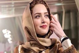 بهنوش طباطبایی پشت به امواج دریا | قیافه معصومانه بهنوش خانم با نگاه اون‌وری