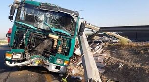جزئیات حادثه مرگبار در قم | برخورد اتوبوس با تریلی ۲۶ مصدوم به همراه داشت