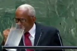 آب خوردن با پارچ رییس شورای ریاستی وسط سخنرانی+ ویدئو