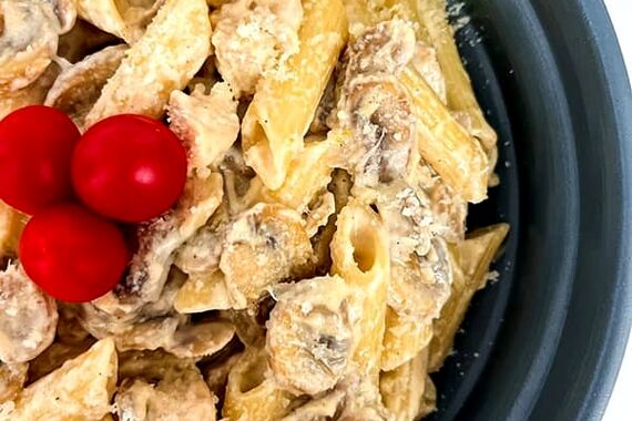 امروز ناهار چی بپزم؟ | طرز تهیه پاستا با مرغ و پیازچه فقط تو نیم ساعت