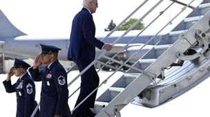 بایدن بعد از پیاده شدن از هواپیما مسیرش را گم کرد+ویدئو