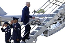 بایدن بعد از پیاده شدن از هواپیما مسیرش را گم کرد+ویدئو