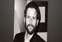 جان‌باختن آقای بازیگر معروف شبکه پنج در سانحه سقوط هواپیما | مرگ دردناک آقای بازیگر همراه دو دخترش 