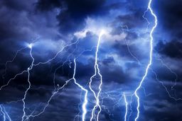 لحظه اصابت صاعقه نزدیکی یک خودرو در حال حرکت+ فیلم