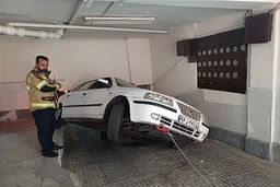 پارکینگ منزل مسکونی یک خودرو را بلعید+عکس