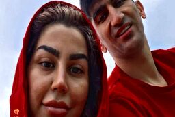 تیپ گنگ زن علیرضا بیرانوند تو استادیوم همه رو انگشت به دهان کرد | خانم با این لباس تینیجری و میکاپ فشنش شده عین خارجکیا 