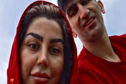 تیپ گنگ زن علیرضا بیرانوند تو استادیوم همه رو انگشت به دهان کرد | خانم با این لباس تینیجری و میکاپ فشنش شده عین خارجکیا 