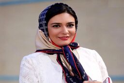 لیندا کیانی با آرایش عربی روی تخت سلطنتی + عکس