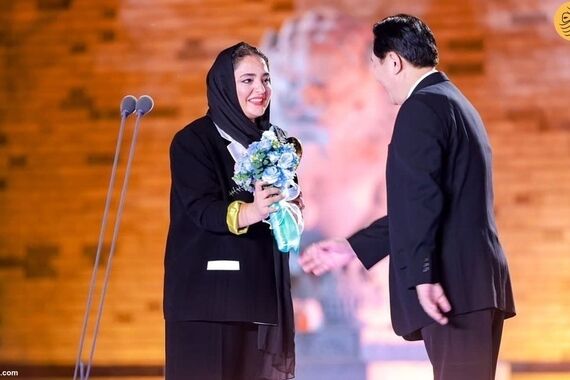 نرگس محمدی مهاجرتش را علنی کرد | خانم با این تیپ پسرونه زرد قناریش شده عین خارجکیا