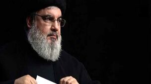 بوسیدن مهربانانه شهید سیدحسن نصرالله بر دستان مادرش+ویدئو