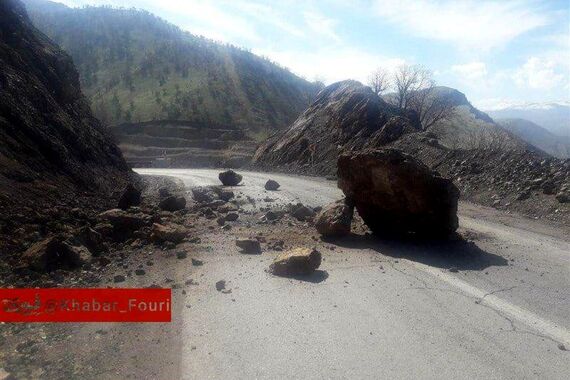 جزئیات وحشتناک از حادثه مرگبار در جاده هراز | ریزش سنگ در جاده هراز قربانی گرفت
