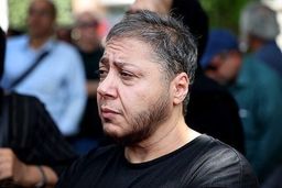 عکس مازیار لرستانی با هاداگ، سوسیس بندری و نون اضافه ! | سیس معنادار مازیار خان کنار نوشابه‌ها