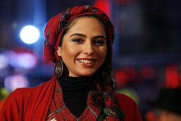 عکس عجیب رعنا آزادی ور غوغا کرد | خانم با این گوشواره های قدیمیش شده عین مامان بزرگا